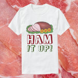 Camiseta HAM IT UP Funny Ugly Christmas Sweater Party<br><div class="desc">A camiseta apresenta uma ilustração original de um presunto de férias esmaltado numa plataforma com ananases. HAM IT UP é impresso por baixo em uma fonte alegre e verde, com MERRY CHRISTMAS por trás. Excelente para uma festa de suéter feia! Este design também está disponível em outros produtos. Muitas ilustrações...</div>