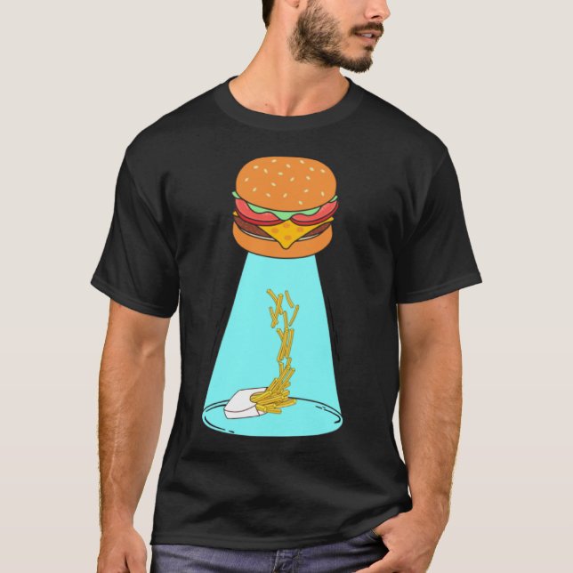 Camiseta Hambúrguer engraçado OVNI sequestrando batatas fri (Frente)