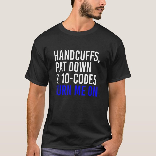 Camiseta Handcuffs Pat Down & 10 Codes Turn Me On  Apprel (Frente)