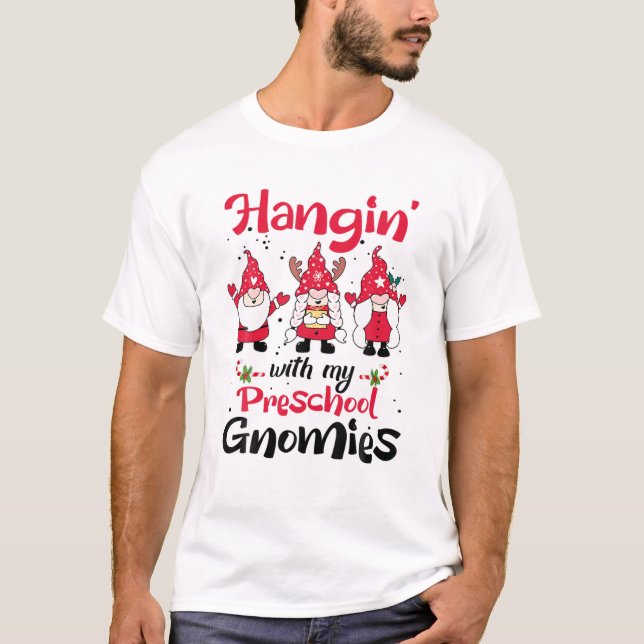 Camiseta Hangin Com A Minha Pré-Escolas Gnomos Professora D (Frente)