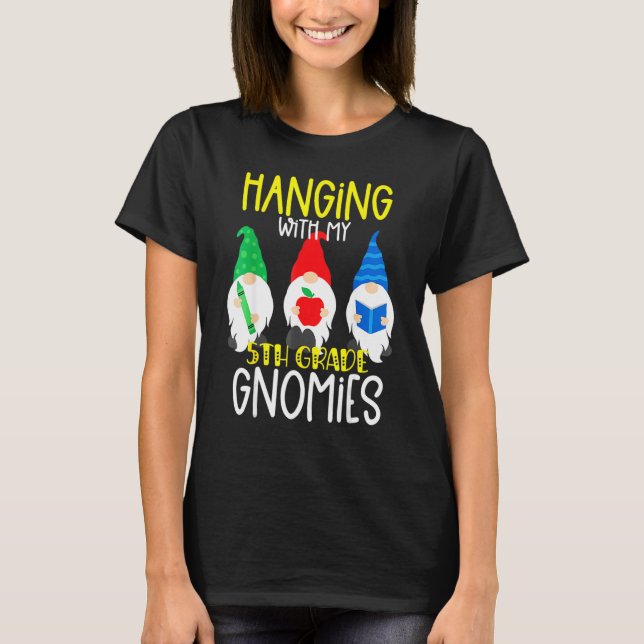 Camiseta Hanging With My Fifth Grade Gnomies 5th Grade Teac (Frente)