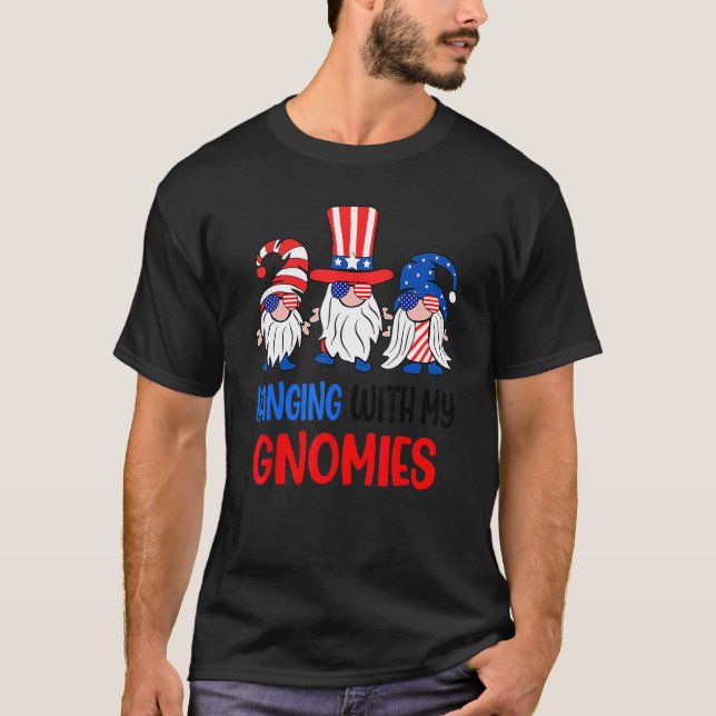 Camiseta Hanging With My Gnomies 4th Of July Cool Gnomes US (Frente)
