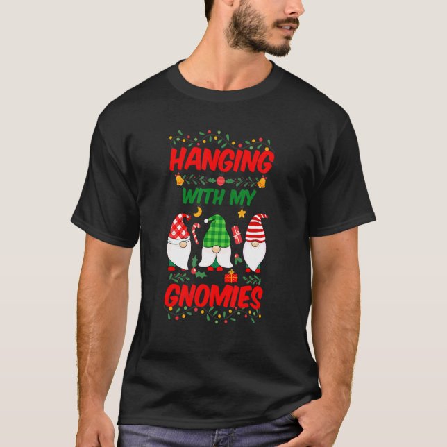 Camiseta Hanging With My Gnomies Garden Gnome  Christmas Pa (Frente)