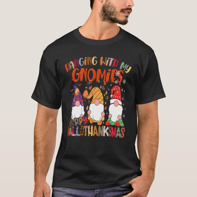 Camiseta Hanging With My Gnomies Happy Hallothanksmas Gnome (Frente)