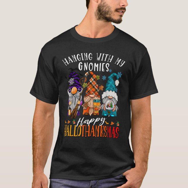 Camiseta Hanging With My Gnomies Happy Hallothanksmas Gnome (Frente)