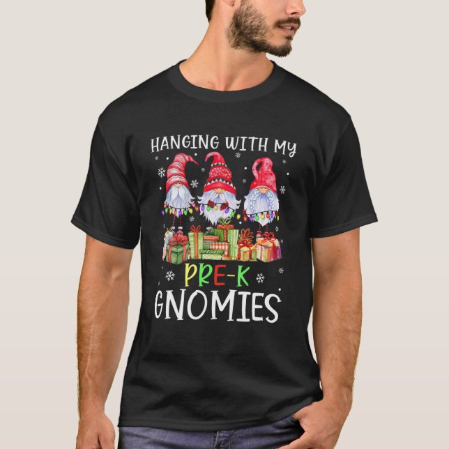 Camiseta Hanging With My Pre-K Gnomies Funny Christmas Teac (Frente)