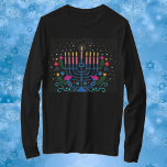 Camiseta Hannukah Menorah T-Shirt<br><div class="desc">Celebre oito dias e oito noites do Festival das Luzes com cartões e presentes de Chanucá. O festival de luzes está aqui. Acenda a menorah,  brinque com o sonho e o banquete em latas e suganínos. Celebre o espírito de Chanucá com amigos,  familiares e entes queridos desejando-lhes Feliz Chanucá.</div>