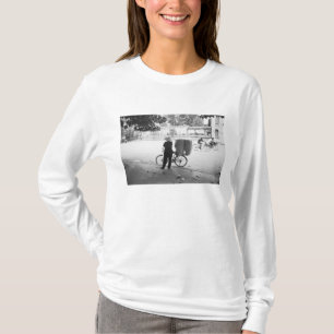 Camiseta Hanói Vietnã, Mulher de Entrega de Bicicleta (NR)