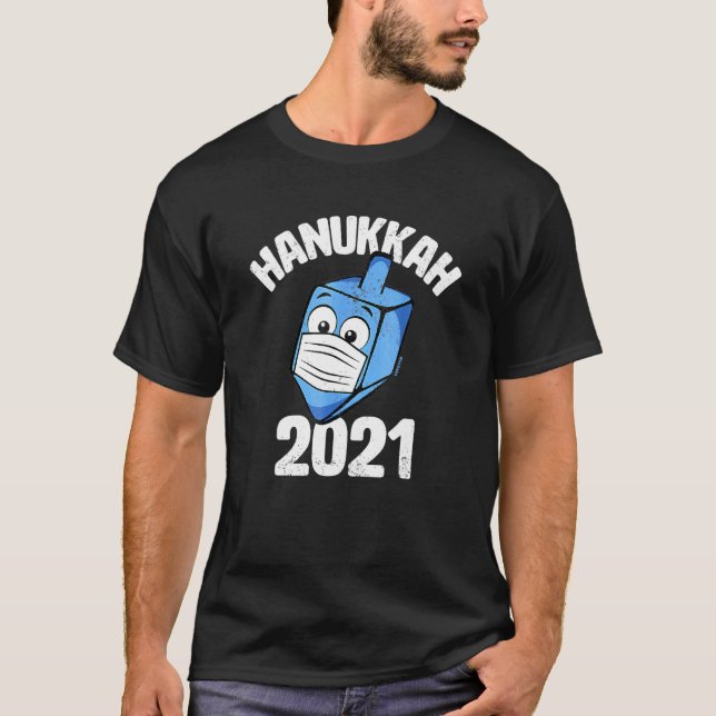 Camiseta Hanukkah 2021 Dreidel Wearing Face Mask Graphic (Frente)