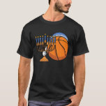 Camiseta Hanukkah Festival De Basquete Das Luzes Chanukah J<br><div class="desc">Hanukkah Basquetebol - Este design é ideal para jogadores de basquete ou treinadores de basquete que celebram Hanukkah, Chanukah ou o Festival Judaico de Rededicação, observado iluminando as velas ou shamas por oito noites e dias, orações especiais e comidas fritas Este gráfico hebrew menorah ou hanukkiah é para amantes de...</div>