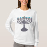 Camiseta Hanukkah glam menorah hanukkiah<br><div class="desc">Celebre o Festival das Luzes com este lindo hanukkiah. Espírito vencedor,  Shari Pedowitz,  2024,  arte digital,  artistshari.com. Shari Pedowitz Artístico Empire LLC. Todos os direitos reservados.</div>