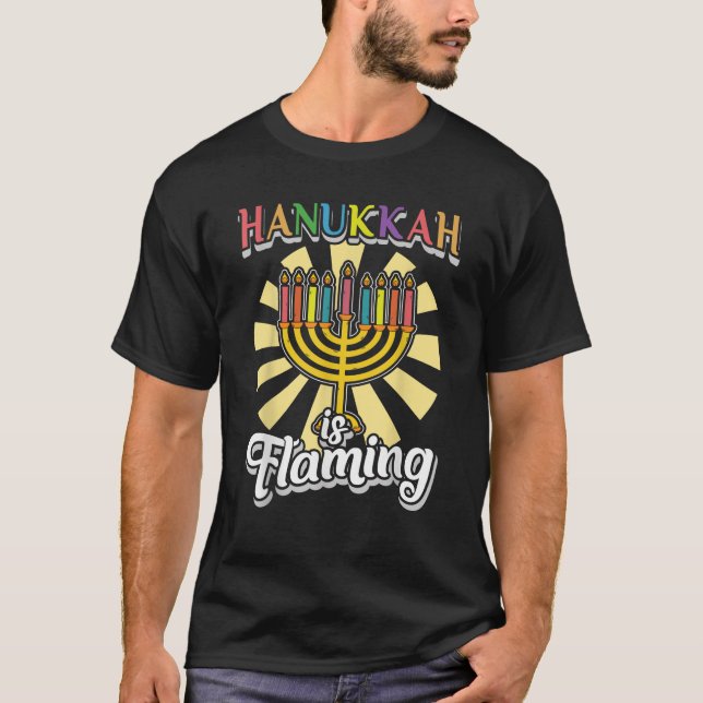 Camiseta Hanukkah Holiday Gay Pride LGBTQ Flag Dreidel Meno (Frente)