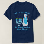 Camiseta Hanukkah Jewish Snowman Lançou Sua Diversão Yamuka<br><div class="desc">Coloque seu Yamuka, está quase na hora de Chanucá! Esta engraçada camiseta Hanukkah com texto que você pode personalizar mostra meu boneco de neve balançando, vestido com seu brilhante Yamuka azul e combinando cachecol com uma estrela de David, parado ao lado de sua pálida Menorah azul com velas azuis. Este...</div>