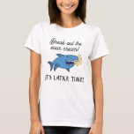 Camiseta Hanukkah Latke Time/Women's Basic T-Shirt<br><div class="desc">Camisa "Hora do Latke". Personalize eliminando o texto e adicionando o seu próprio texto. Use a cor, o estilo e o tamanho da fonte favoritos. Obrigados para parar e comprar! Muito apreciado. Feliz Chanukah/Hanukkah!! Estilo: Camiseta Básica das Mulheres Esta camiseta básica apresenta um ajustado relaxado para a forma feminina. Feita...</div>