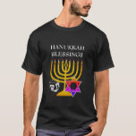 Camiseta HANUKKAH Personalizado<br><div class="desc">Camiseta elegante, na moda HANUKKAH, projetada com uma falsa menorah dourada, estrela colorida de David e sonho prateado mais GREETING PERSONALIZÁVEL, para que você possa criar sua própria saudação. Ideal para a estação de Hanukkah. Escolha entre uma ampla seção de roupas e presentes de Chanucá, desenhados por Designs Bereanos.</div>