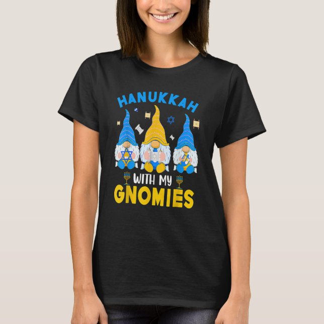 Camiseta Hanukkah With My Gnomies Three Gnomes With Hanukka (Frente)