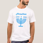 Camiseta Hanukkiah Happy Hanukkah Holiday Menorah<br><div class="desc">Símbolo Hanukkiah. Feliz Festa de Hanukkah Feriado Judeu Menorah Azul. Decoração de Feriado Judeu Chanukkah com o símbolo decorativo tradicional de Chanuka - Menorah azul hanukkiah, candelabro com velas, estrela de David e ilustração de luzes azul neon. Festa de Chanucá das Luzes Decoração do Evento. Jerusalém, Israel. Vestuário e Calçados...</div>