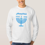 Camiseta Hanukkiah Happy Hanukkah Holiday Menorah<br><div class="desc">Símbolo Hanukkiah. Feliz Festa de Hanukkah Feriado Judeu Menorah Azul. Decoração de Feriado Judeu Chanukkah com o símbolo decorativo tradicional de Chanuka - Marinho Blue color hanukkiah menorah, candelabro com velas, estrela de David e ilustração azul neon brilhante. Festa de Chanucá das Luzes Decoração do Evento. Jerusalém, Israel. Vestuário e...</div>