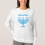 Camiseta Hanukkiah Happy Hanukkah Holiday Menorah<br><div class="desc">Símbolo Hanukkiah. Feliz Festa de Hanukkah Feriado Judeu Menorah Azul. Decoração de Feriado Judeu Chanukkah com o símbolo decorativo tradicional de Chanuka - Marinho Blue color hanukkiah menorah, candelabro com velas, estrela de David e ilustração azul neon brilhante. Festa de Chanucá das Luzes Decoração do Evento. Jerusalém, Israel. Vestuário e...</div>