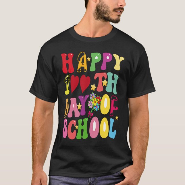 Camiseta Happy 100th Day of School celebrated by students (Frente)