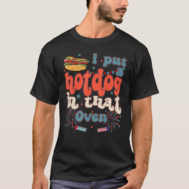 Camiseta Happy 4th Of July Firework Groovy Put Hotdog In Th (Frente)