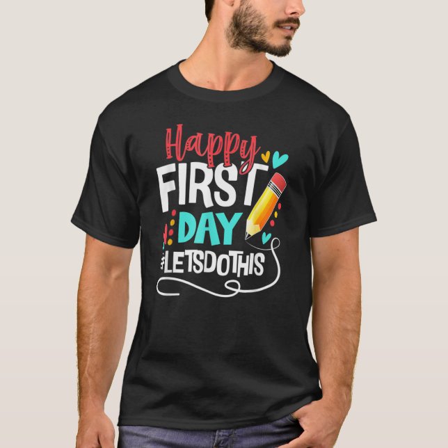 Camiseta Happy First Day Let s Do This Welcome Back To Scho (Frente)