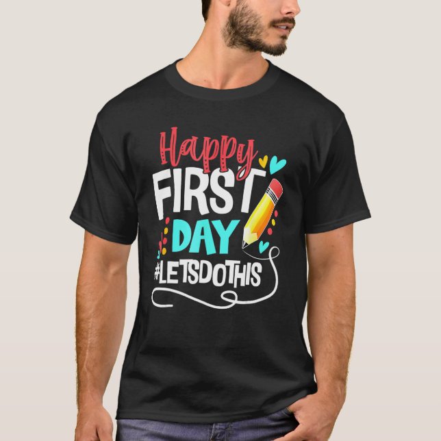 Camiseta Happy First Day Let s Do This Welcome Back To Scho (Frente)