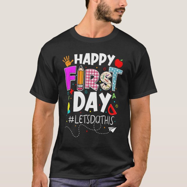 Camiseta Happy First Day Let s Do This Welcome Back To Scho (Frente)