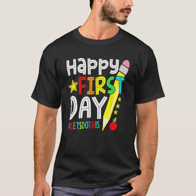 Camiseta Happy First Day Let s Do This Welcome Back To Scho (Frente)