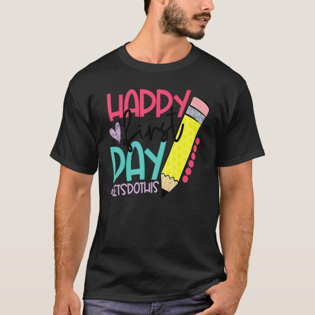 Camiseta Happy First Day Let's Do This Welcome Back To Scho (Frente)