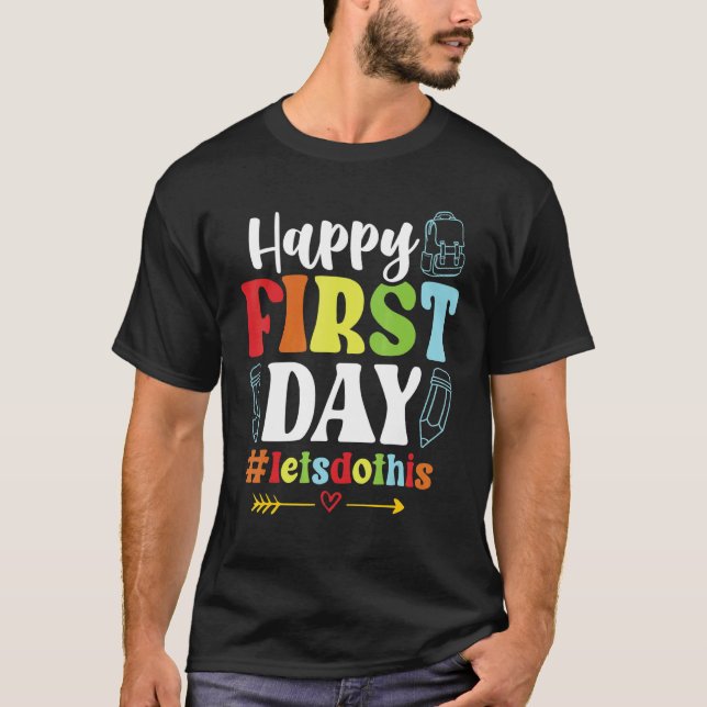 Camiseta Happy First Day Let's Do This Welcome Back To Scho (Frente)