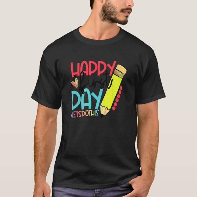 Camiseta Happy First Day Let's Do This Welcome Back To Scho (Frente)