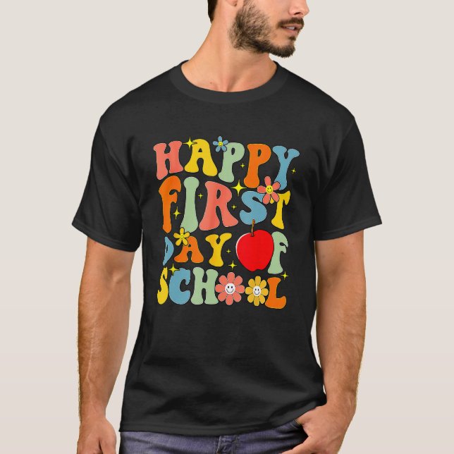 Camiseta Happy First Day Of School Back To School Teachers  (Frente)
