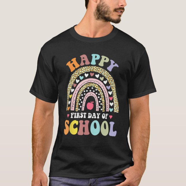Camiseta Happy First Day Of School Rainbow Leopard Teacher  (Frente)