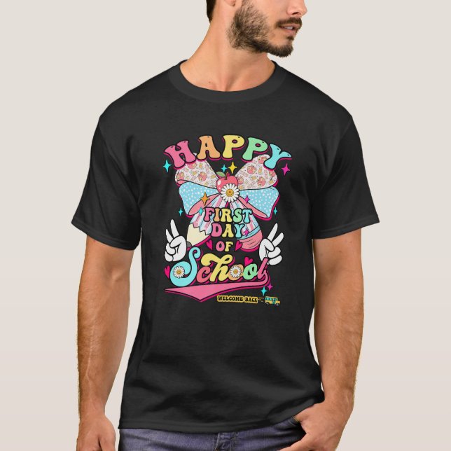 Camiseta Happy First Day Of School Welcome Back Coquette Bo (Frente)