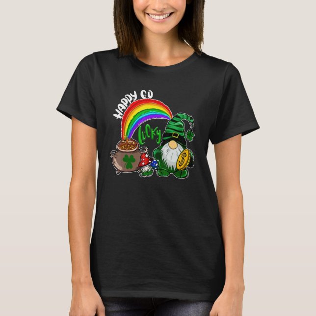Camiseta Happy Go Lucky Rainbow Gnome Shamrock Funny St Pat (Frente)