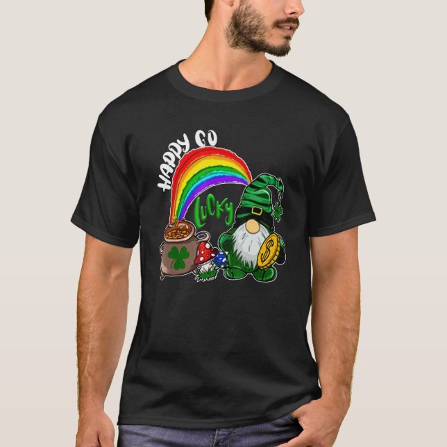 Camiseta Happy Go Lucky Rainbow Gnome Shamrock Funny St Pat (Frente)