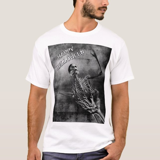 Camiseta Happy Halloween. Skeleton held by larger skeleton (Frente)