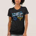 Camiseta Happy Hanukkah<br><div class="desc">Feliz texto de Hanukkah com uma menorah,  Estrela de David e dois sonhos. Sombras de azul,  branco e amarelo.</div>