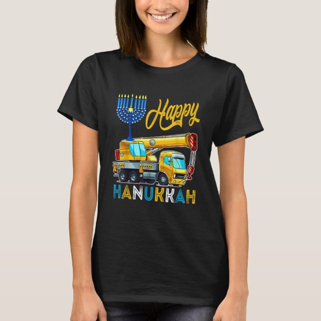 Camiseta Happy Hanukkah Crane Truck Carrying Jewish Menorah (Frente)