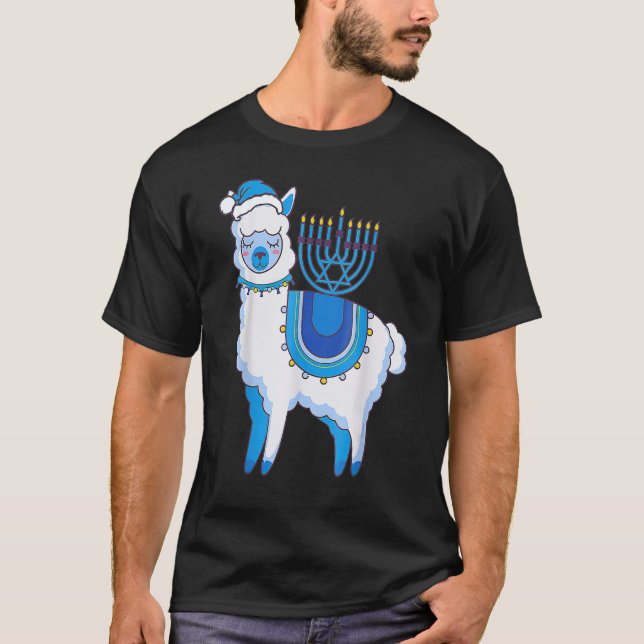 Camiseta Happy Hanukkah Llamakkah Llama Menorah Alpaca Jewi (Frente)