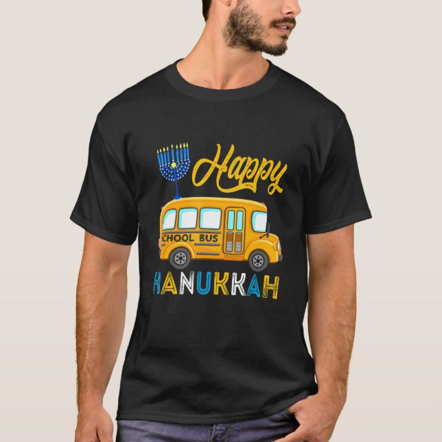Camiseta Happy Hanukkah School Bus Carrying Jewish Menorah  (Frente)