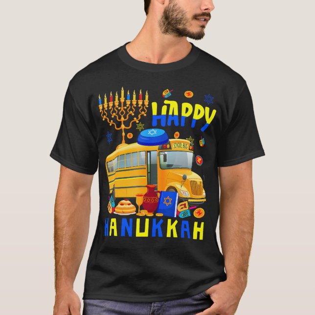 Camiseta Happy Hanukkah School Bus With Menorah Dreidel Fun (Frente)