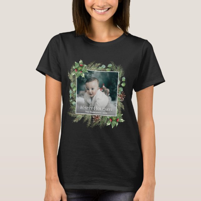 Camiseta Happy Holidays Photo Wreath Greenery  (Frente)