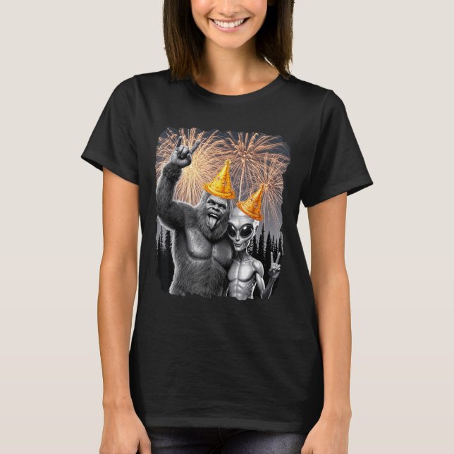 Camiseta Happy New Year 2026 Bigfoot Alien Lovers New Years (Frente)