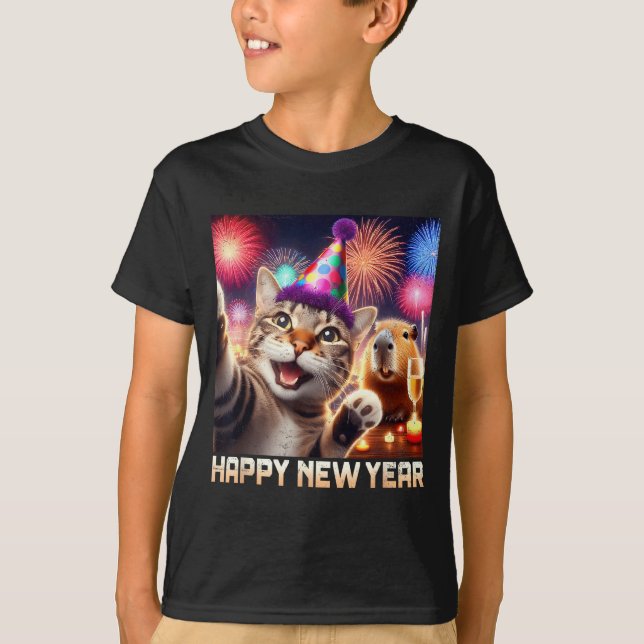 Camiseta Happy New Year 2026 Cute Cat Capybara Party Art  (Frente)