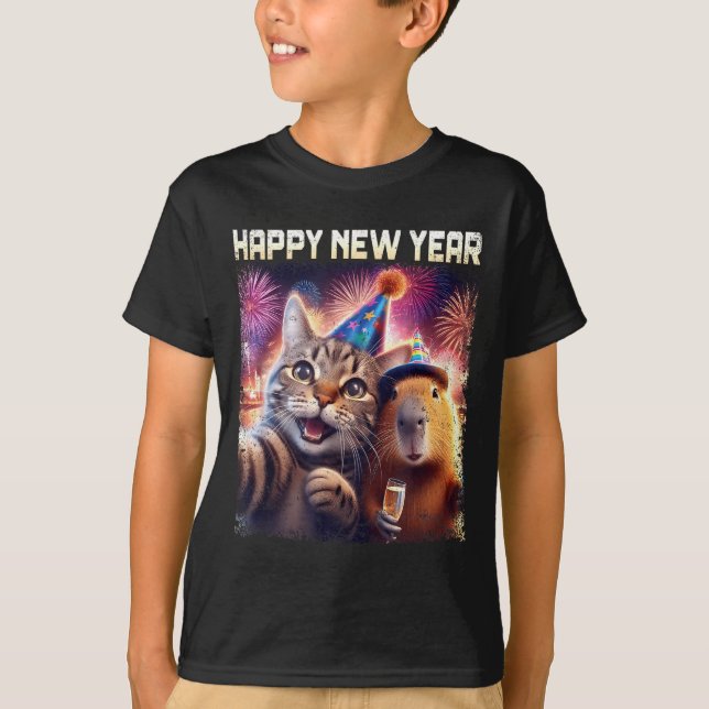 Camiseta Happy New Year 2026 Cute Cat Capybara Party Art  (Frente)