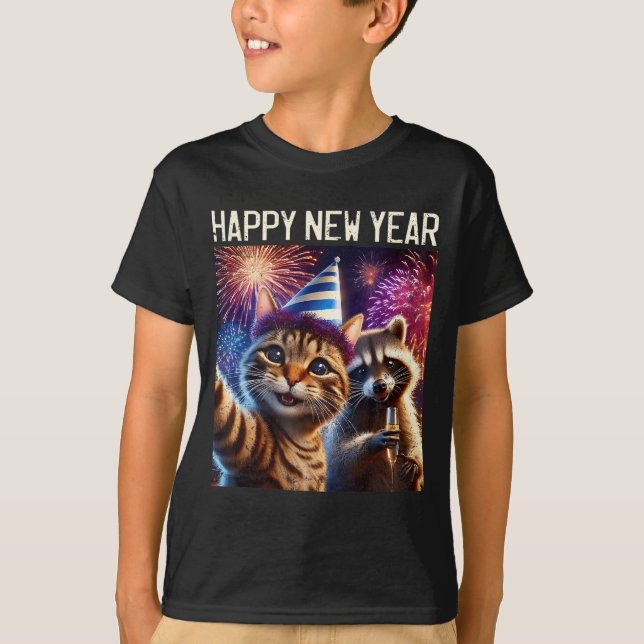 Camiseta Happy New Year 2026 Cute Cat Raccoon Celebration  (Frente)