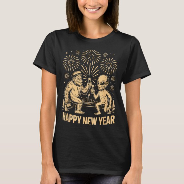 Camiseta Happy New Year 2026 Funny Bigfoot And Alien Lovers (Frente)