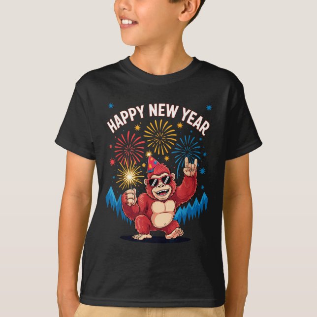 Camiseta Happy New Year 2026 Funny Kids Bigfoot Lovers Part (Frente)